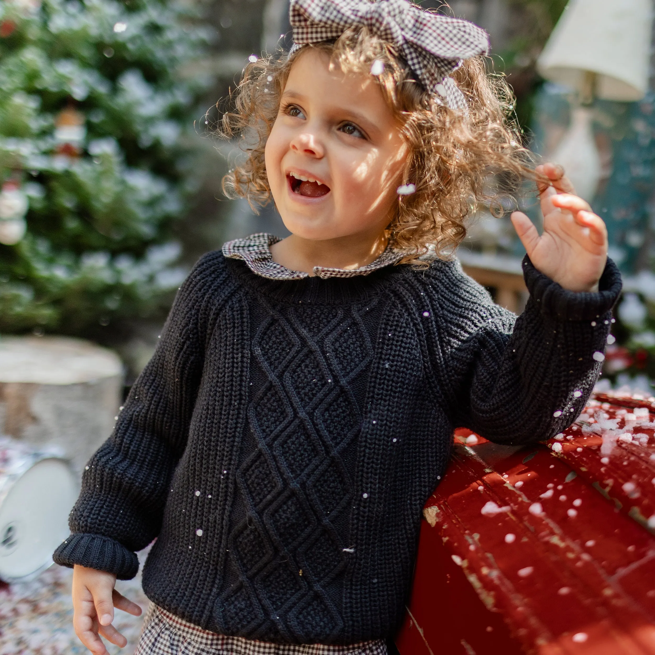 Chandail en tricot noir au motif tressé, bébé || Black knitted sweater with braided pattern, baby